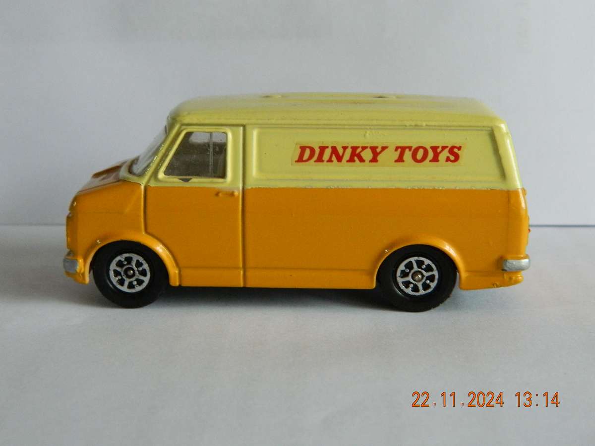 DINKY TOYS  -   -  BEDFORD VAN   'DINKY TOYS'