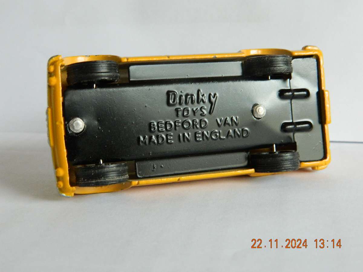 DINKY TOYS  -   -  BEDFORD VAN   'DINKY TOYS'