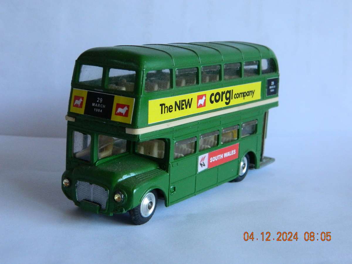 CORGI TOYS  -   -  LONDON TRANSPORT - 'ROUTEMASTER'