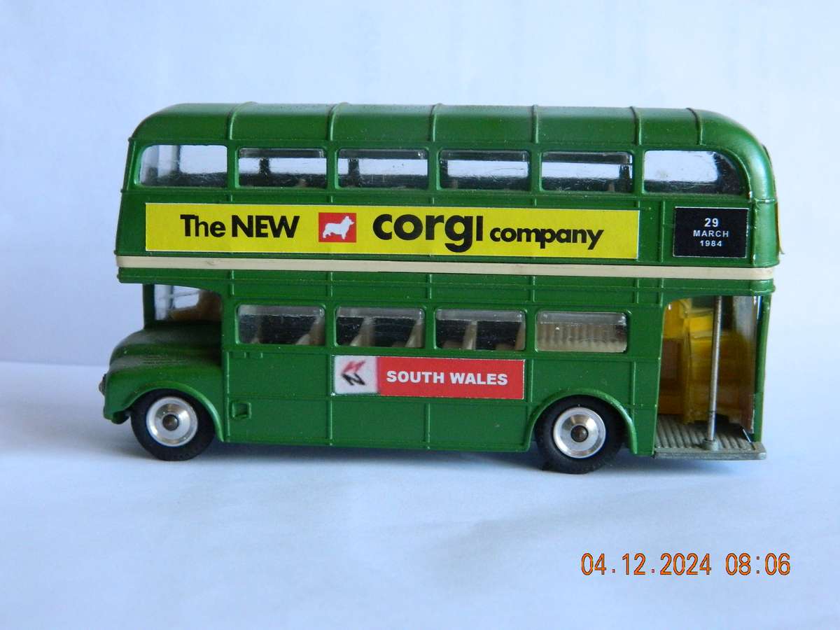 CORGI TOYS  -   -  LONDON TRANSPORT - 'ROUTEMASTER'