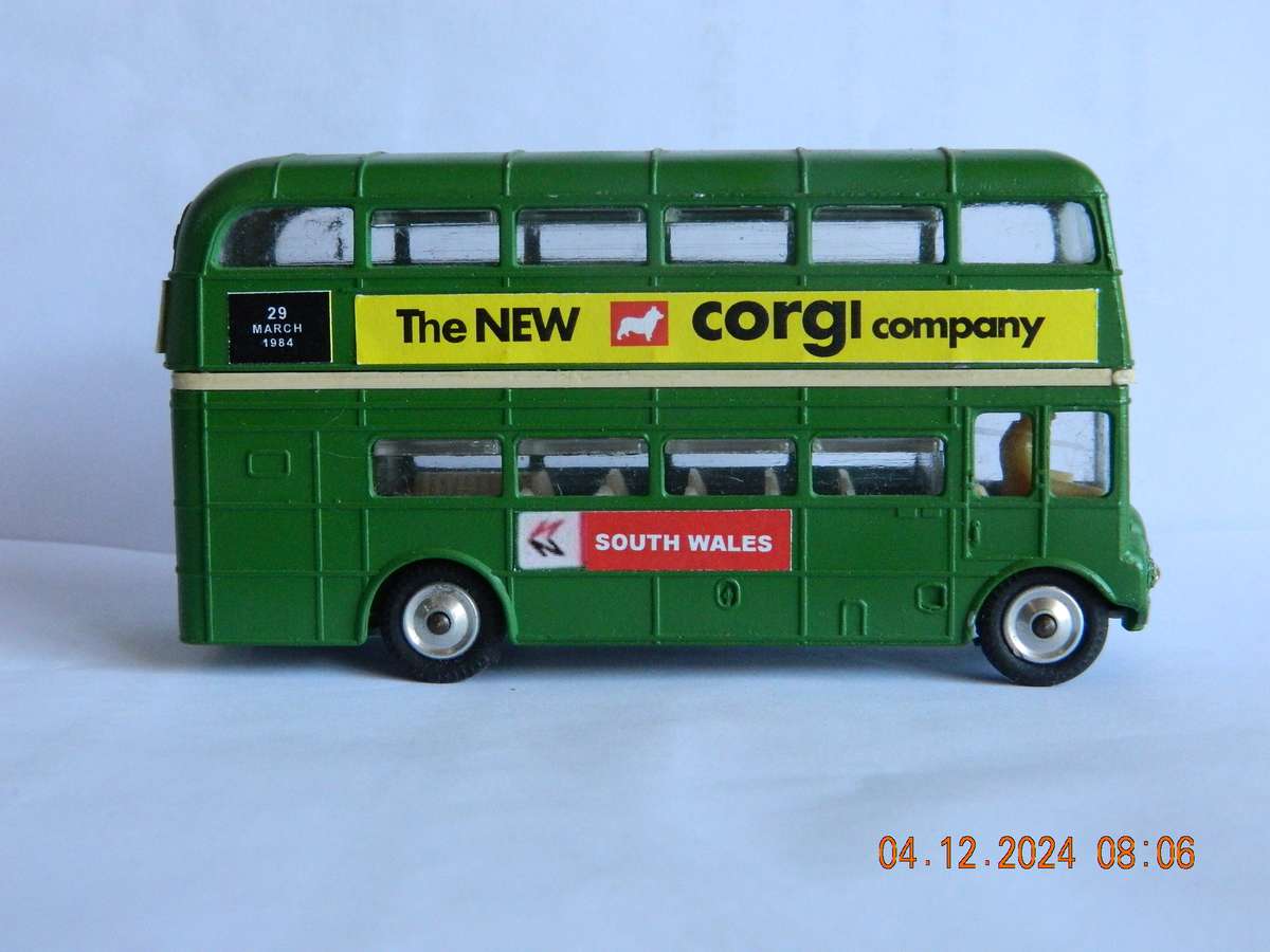 CORGI TOYS  -   -  LONDON TRANSPORT - 'ROUTEMASTER'