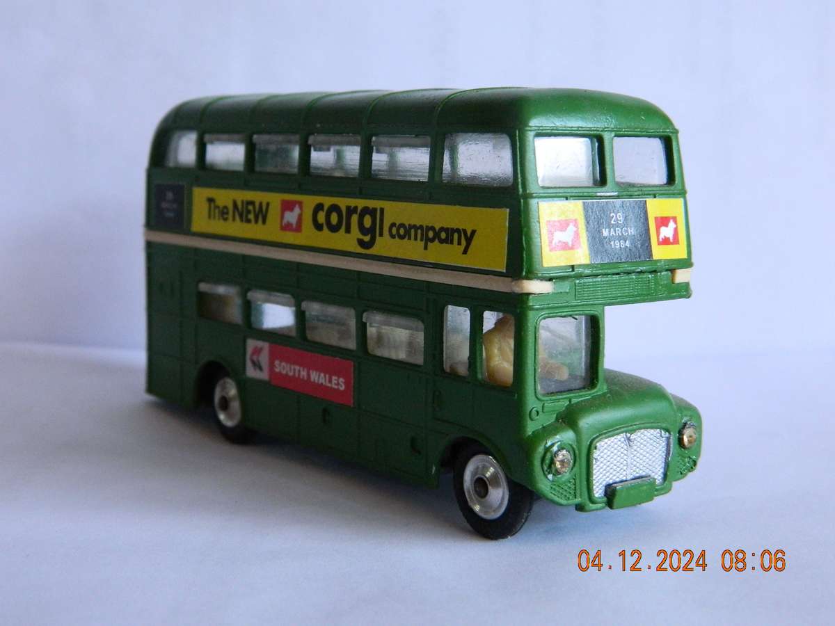 CORGI TOYS  -   -  LONDON TRANSPORT - 'ROUTEMASTER'