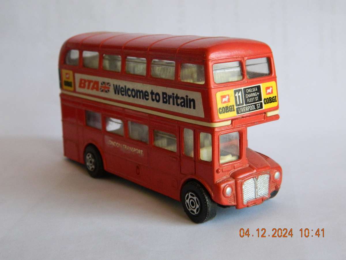 CORGI TOYS  -   -  LONDON TRANSPORT - 'ROUTEMASTER'