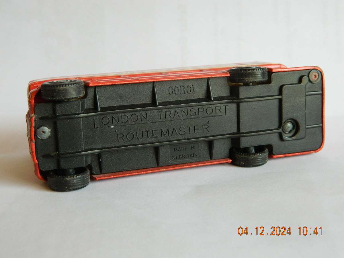 CORGI TOYS  -   -  LONDON TRANSPORT - 'ROUTEMASTER'