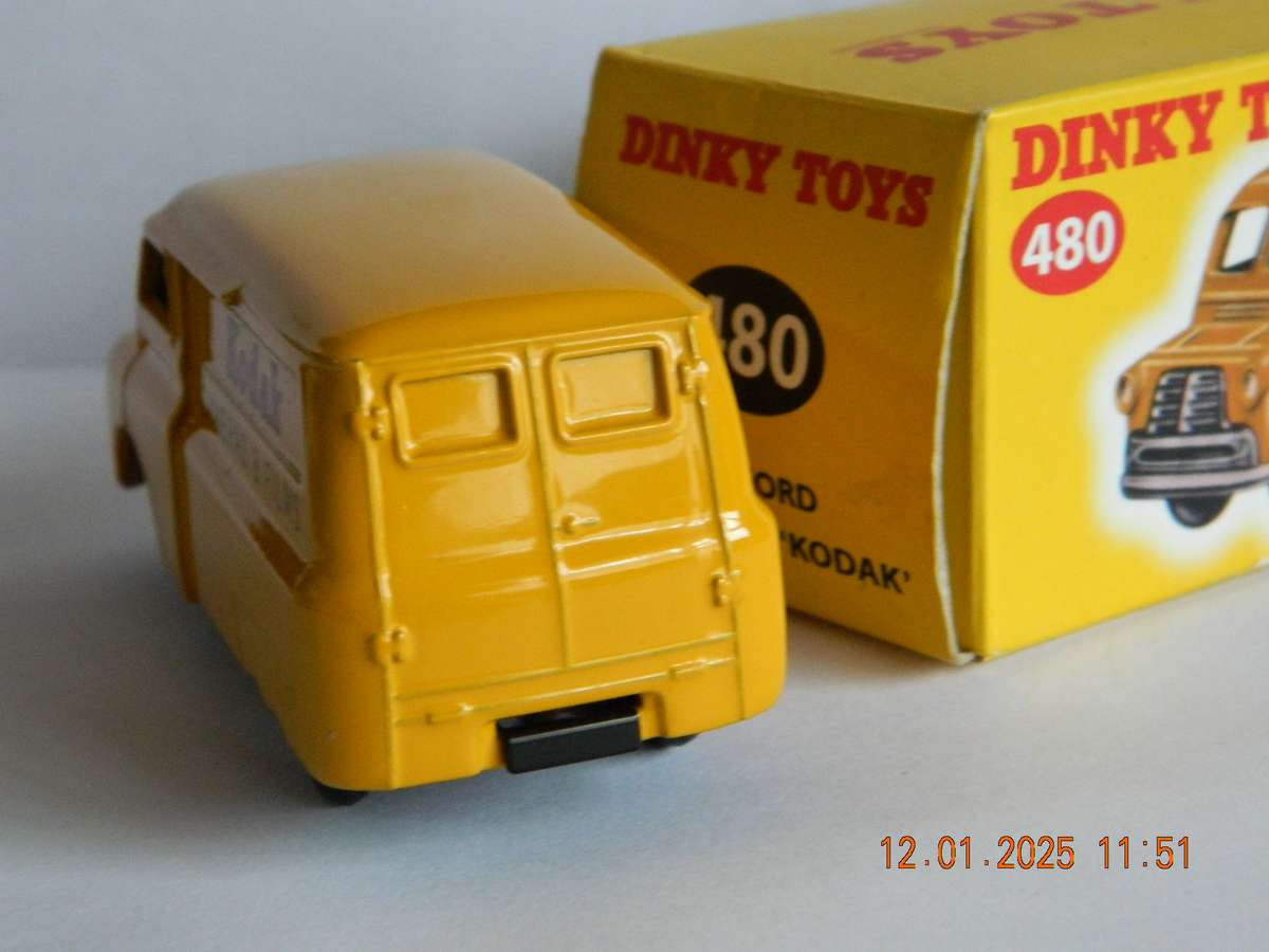 DEAGOSTINI - DINKY TOYS  -  480  -  BEDFORD 10CWT. 'KODAK'  VAN