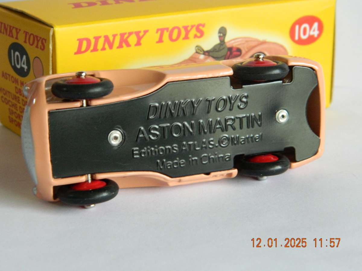 DEAGOSTINI - DINKY TOYS  -  104  -  ASTON MARTIN DB3S