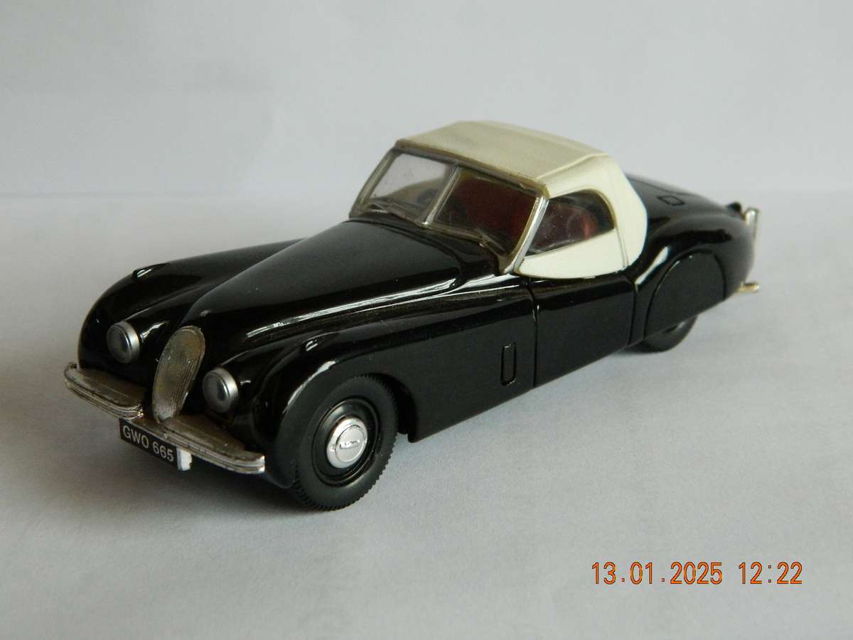 CORGI TOYS -   -  CLASSIC MODELS  -  JAGUAR XK 120