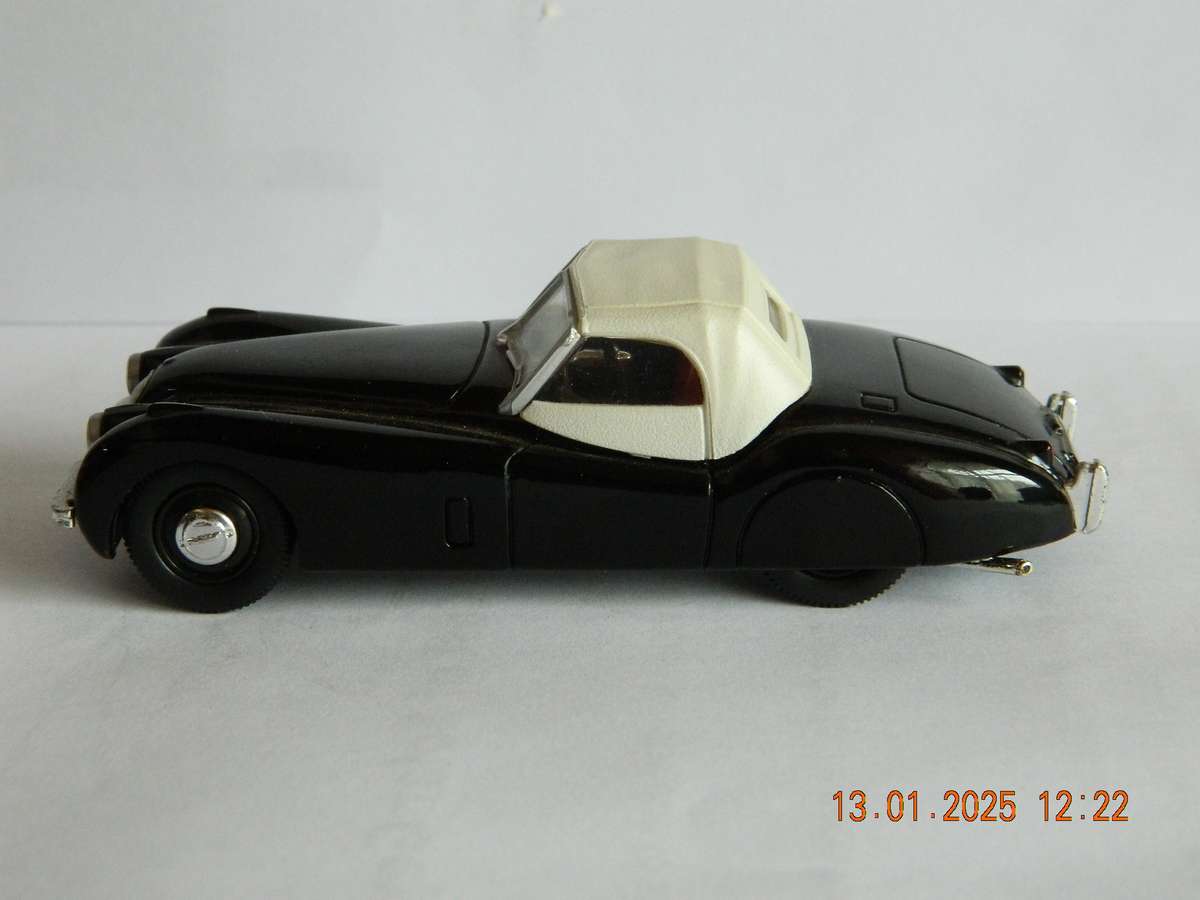 CORGI TOYS -   -  CLASSIC MODELS  -  JAGUAR XK 120