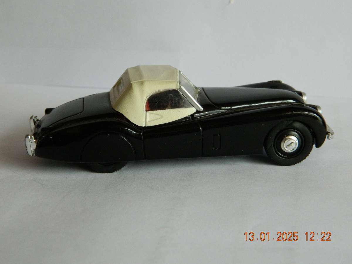 CORGI TOYS -   -  CLASSIC MODELS  -  JAGUAR XK 120