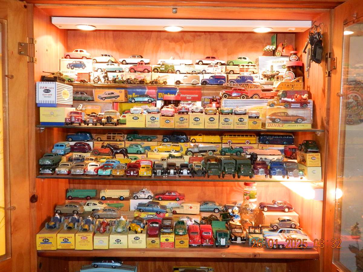 DINKY TOYS  -  470  -  AUSTIN A40 VAN - "SHELL-BP"