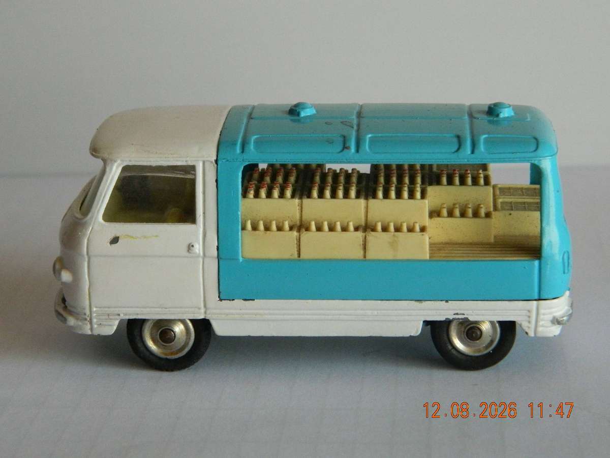 CORGI  TOYS  -  466    -   COMMER MILK FLOAT