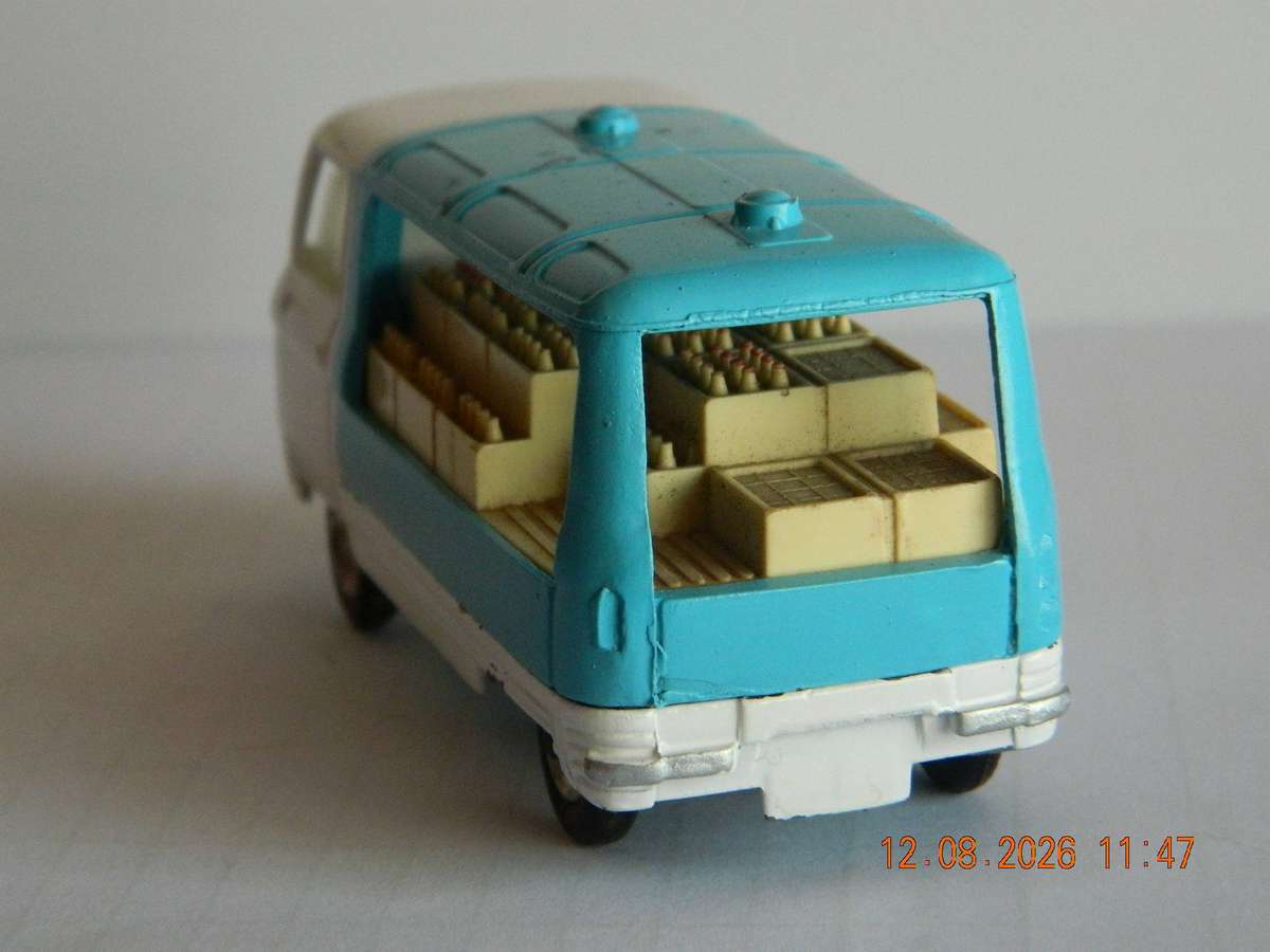 CORGI  TOYS  -  466    -   COMMER MILK FLOAT