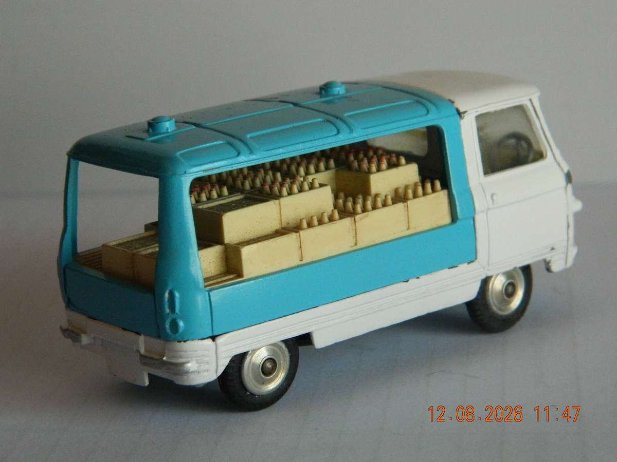 CORGI  TOYS  -  466    -   COMMER MILK FLOAT