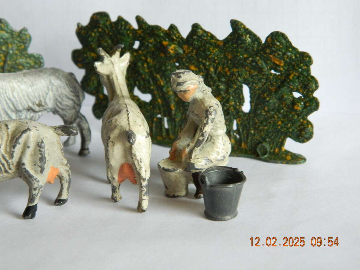 UNKNOWN MAKE - LEAD FIGURINES AND BACKGROUND HEDGES