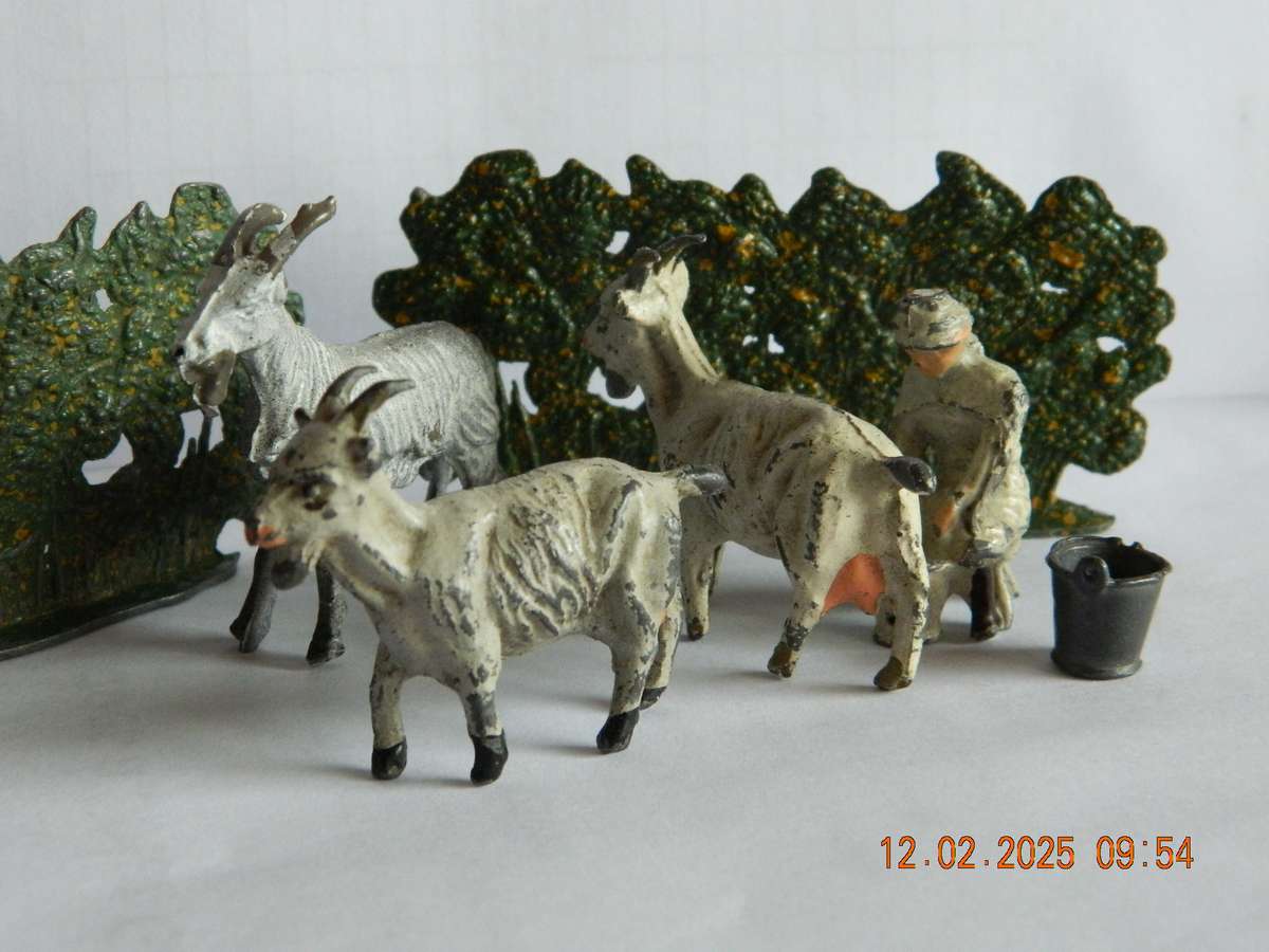 UNKNOWN MAKE - LEAD FIGURINES AND BACKGROUND HEDGES