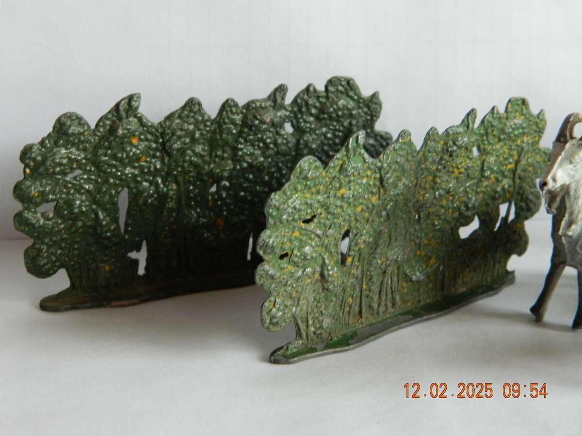 UNKNOWN MAKE - LEAD FIGURINES AND BACKGROUND HEDGES