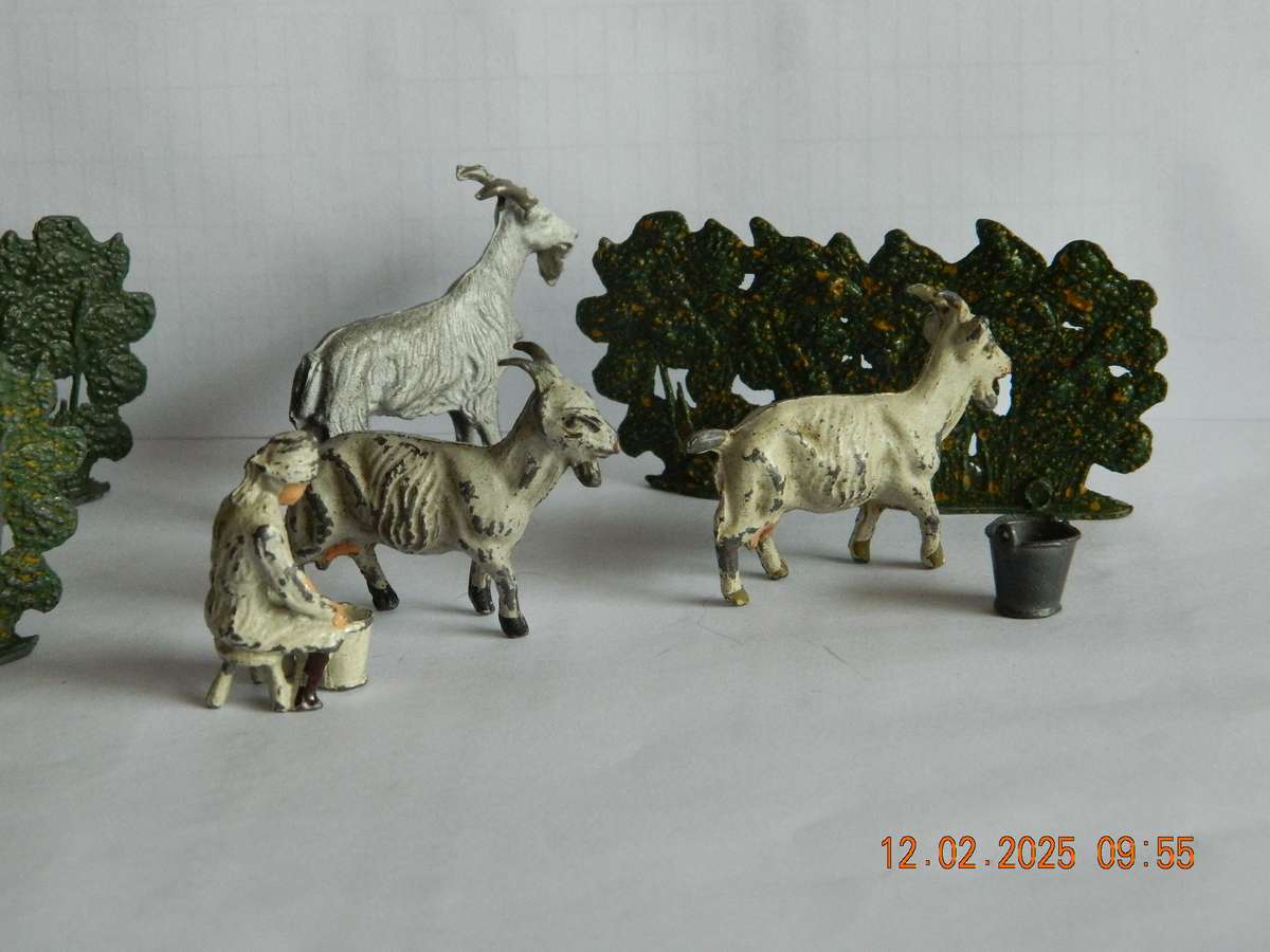 UNKNOWN MAKE - LEAD FIGURINES AND BACKGROUND HEDGES