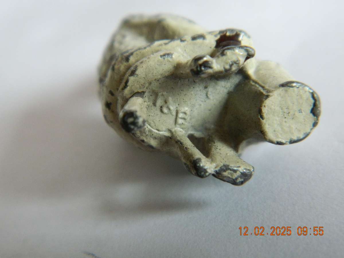 UNKNOWN MAKE - LEAD FIGURINES AND BACKGROUND HEDGES