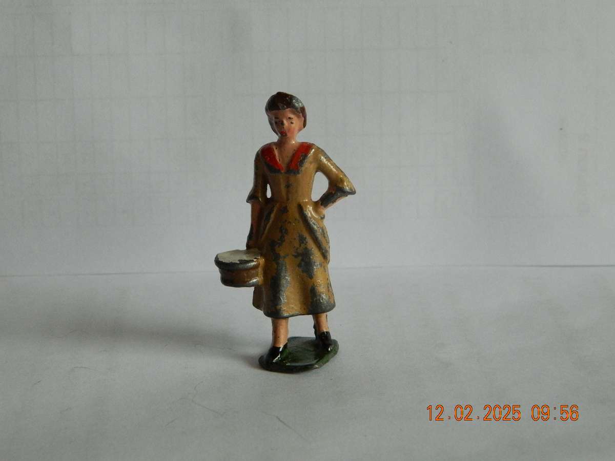 BRITAINS - LEAD FIGURINE - LADY WITH BUCKET