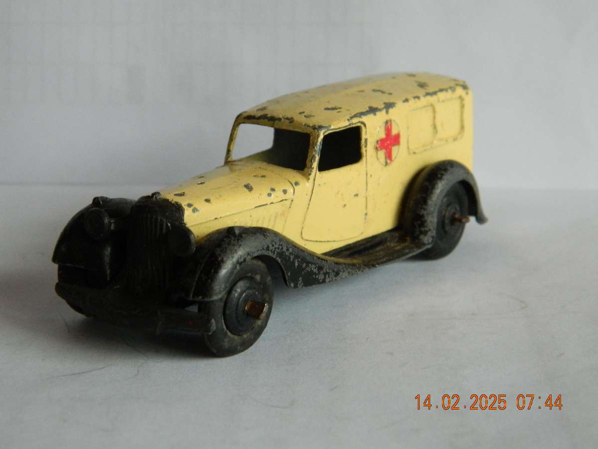 DINKY TOYS  -  30f  -  AMBULANCE