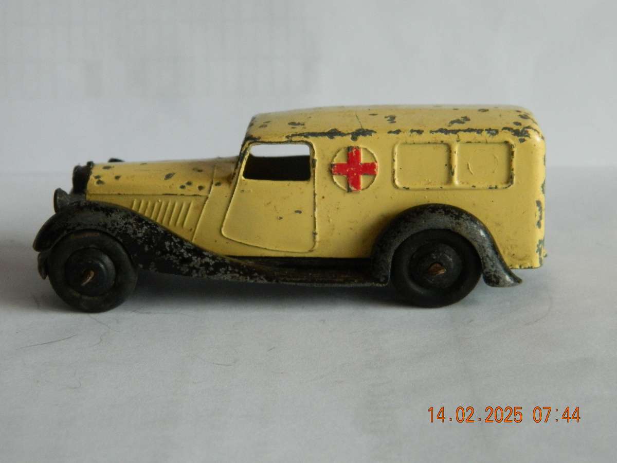 DINKY TOYS  -  30f  -  AMBULANCE