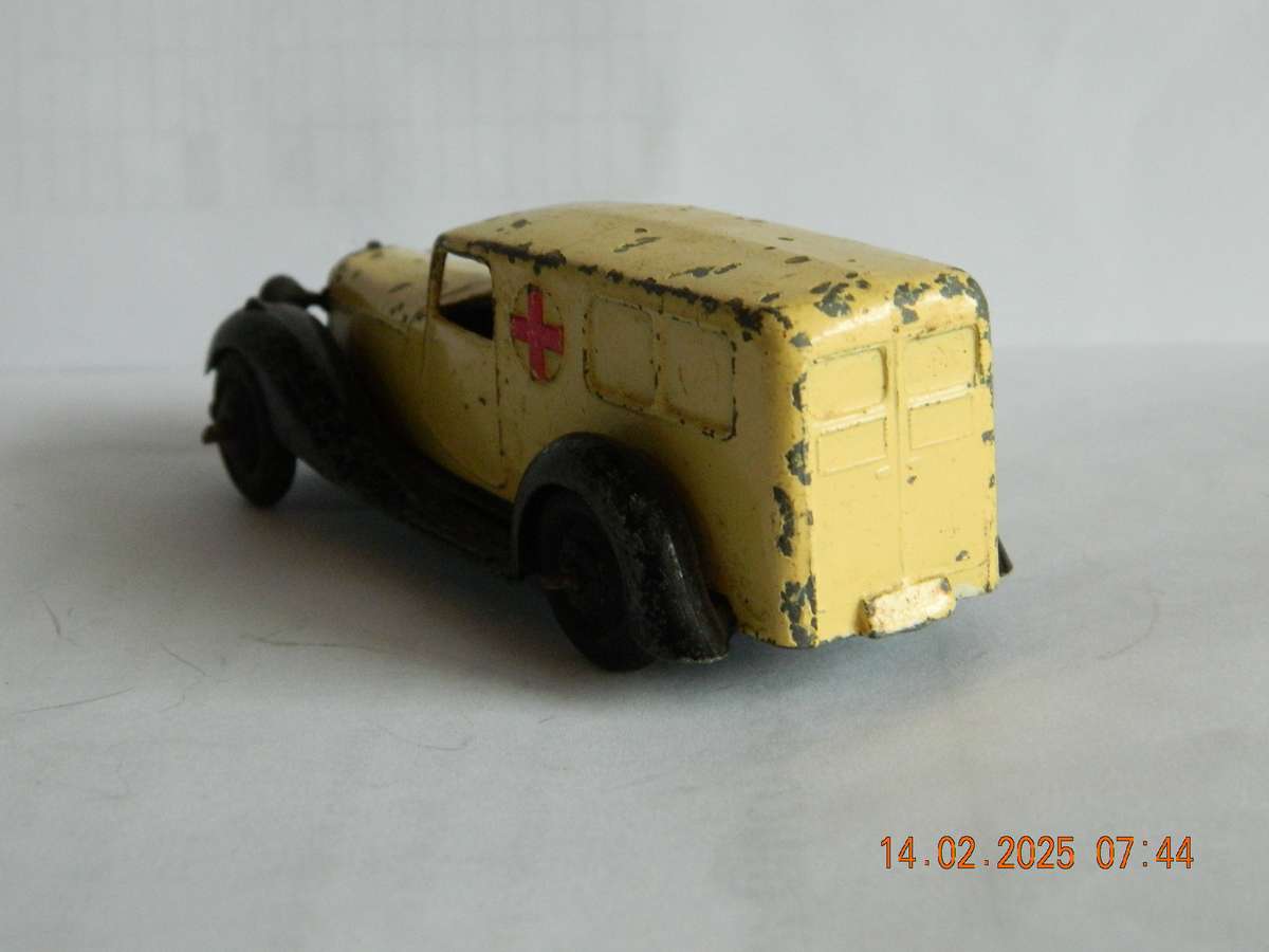 DINKY TOYS  -  30f  -  AMBULANCE