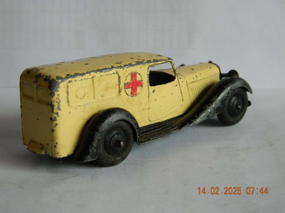 DINKY TOYS  -  30f  -  AMBULANCE