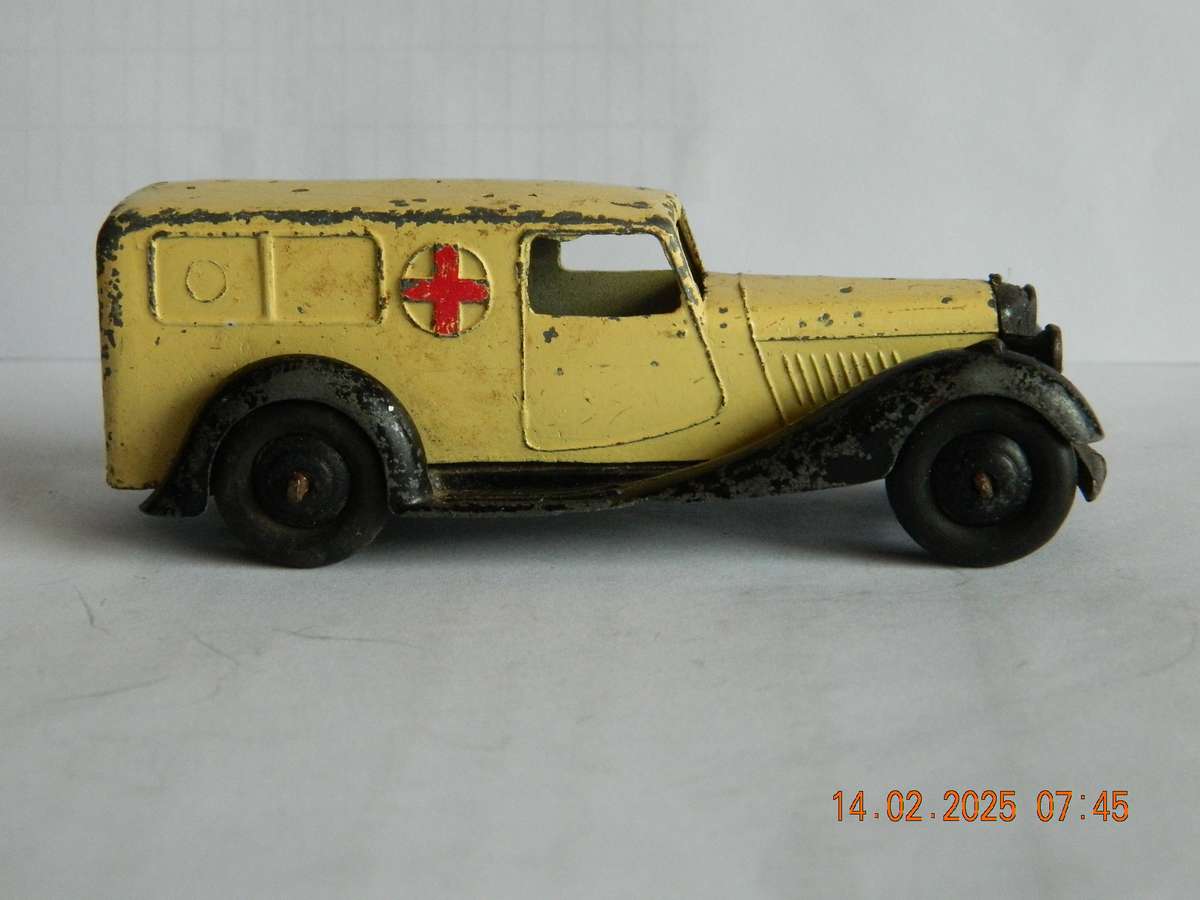 DINKY TOYS  -  30f  -  AMBULANCE