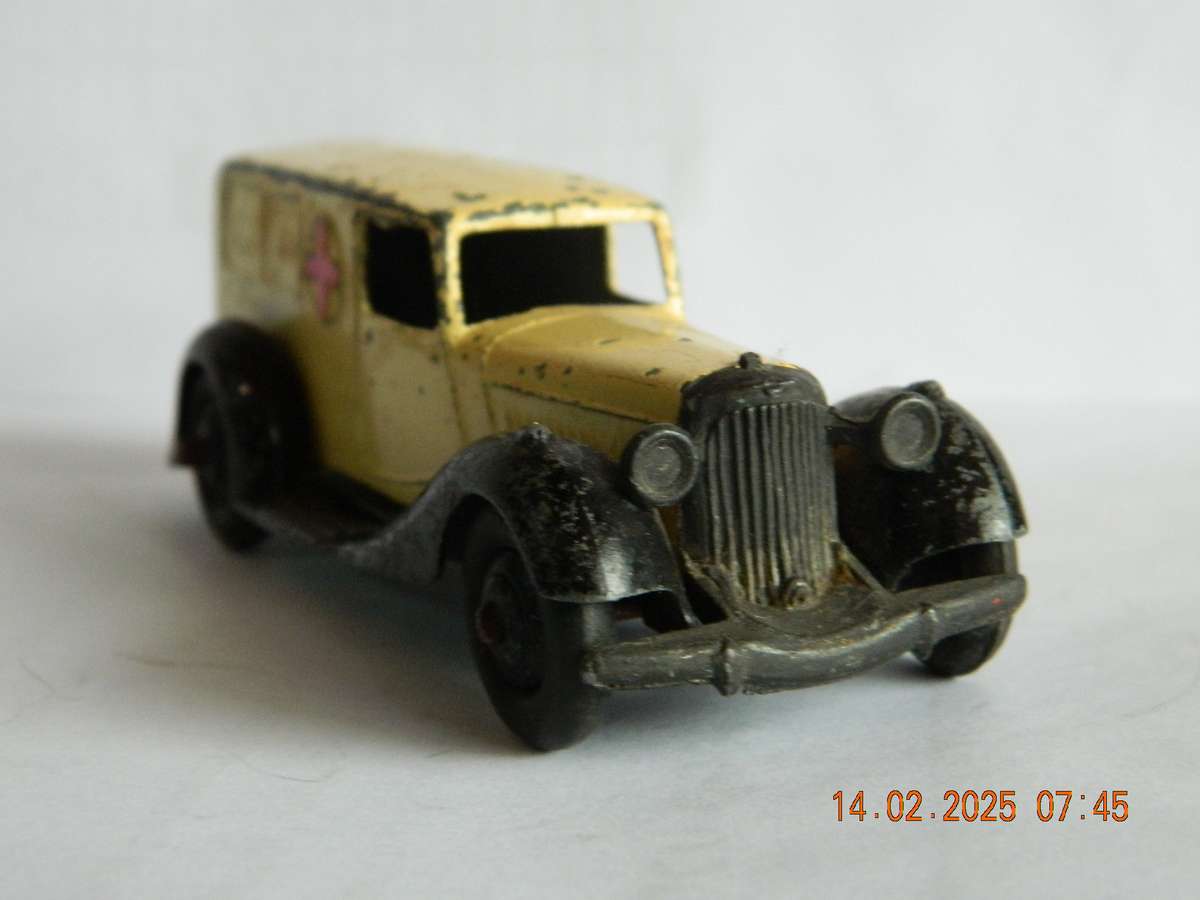 DINKY TOYS  -  30f  -  AMBULANCE