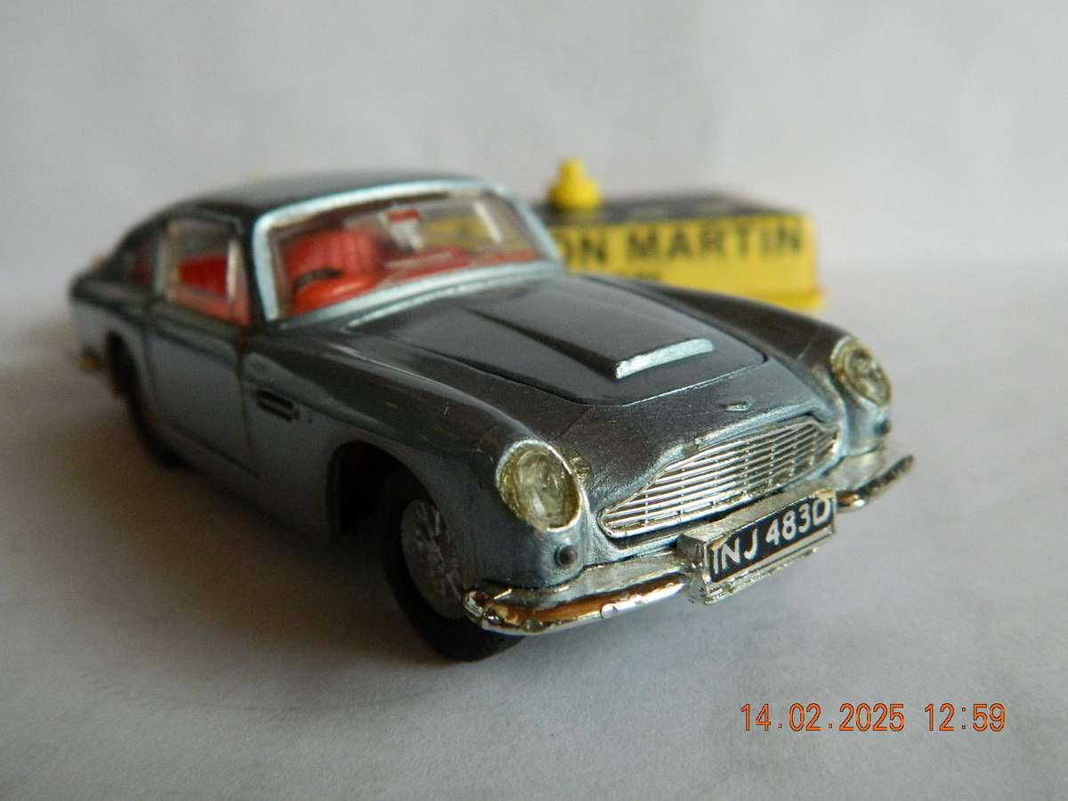 DINKY TOYS  -  153  -  ASTON MARTIN  DB6