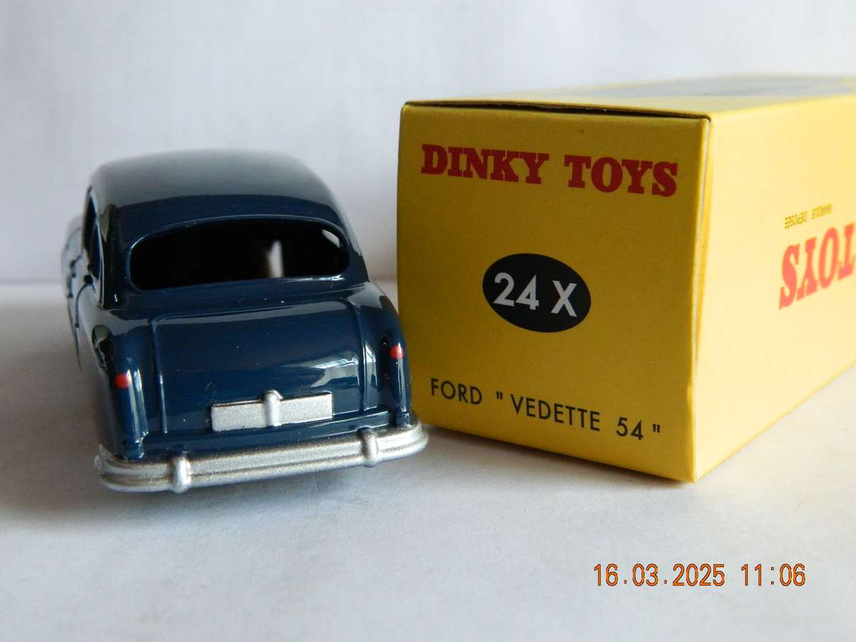 DEAGOSTINI - DINKY TOYS  -  24X  -  FORD VEDETTE