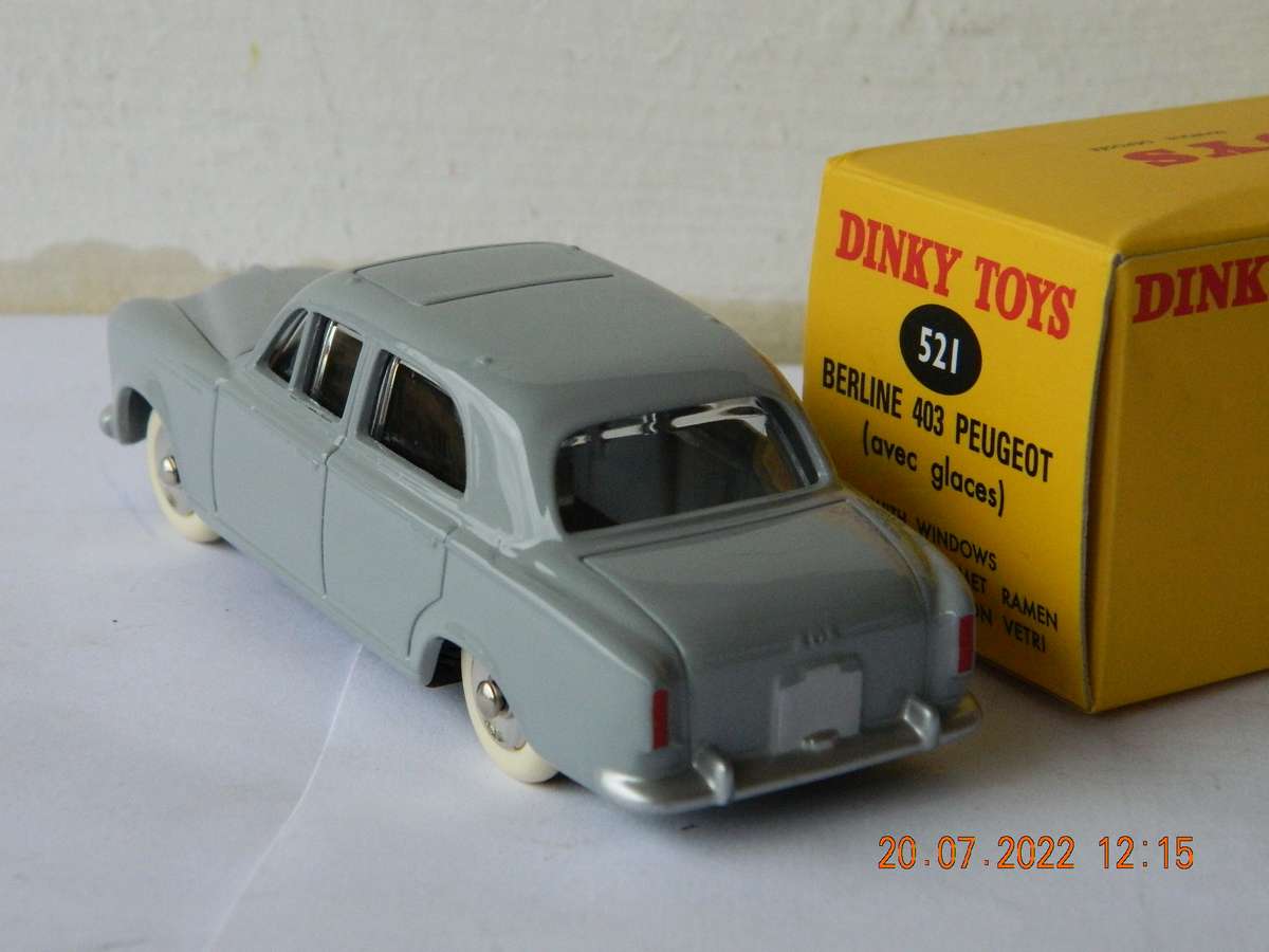 DEAGOSTINI - DINKY TOYS  -  521  -   BERLINE  403  PEUGEOT (AVEC GLACES)