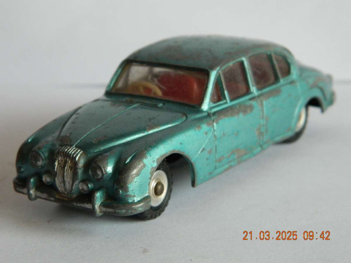 DINKY TOYS  -  146  -  DAIMLER 2,5 LITRE