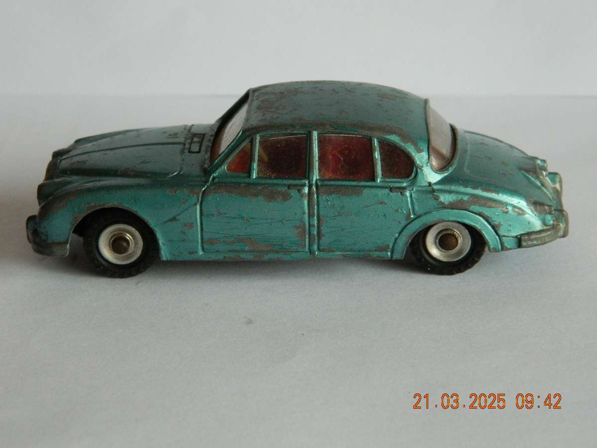 DINKY TOYS  -  146  -  DAIMLER 2,5 LITRE