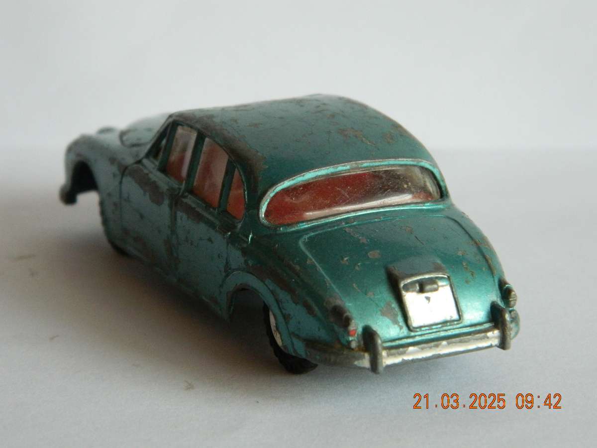 DINKY TOYS  -  146  -  DAIMLER 2,5 LITRE