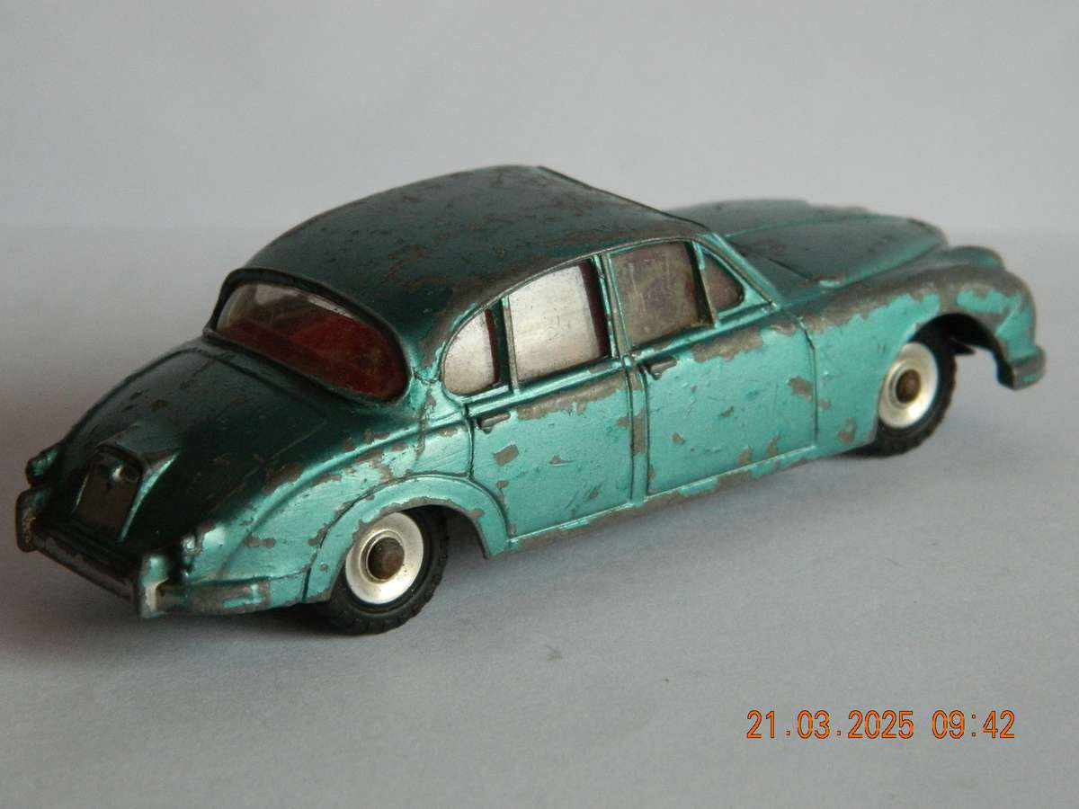 DINKY TOYS  -  146  -  DAIMLER 2,5 LITRE