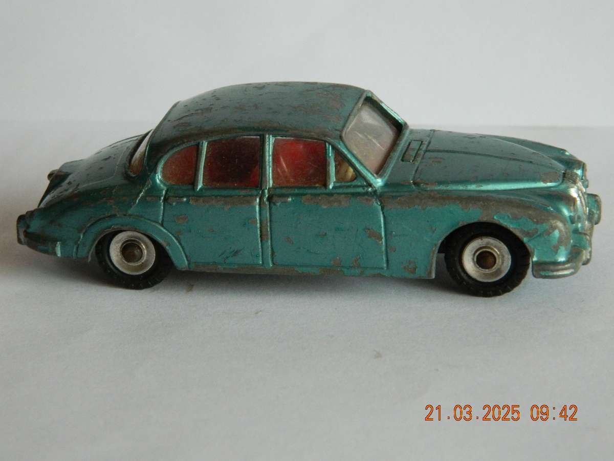 DINKY TOYS  -  146  -  DAIMLER 2,5 LITRE