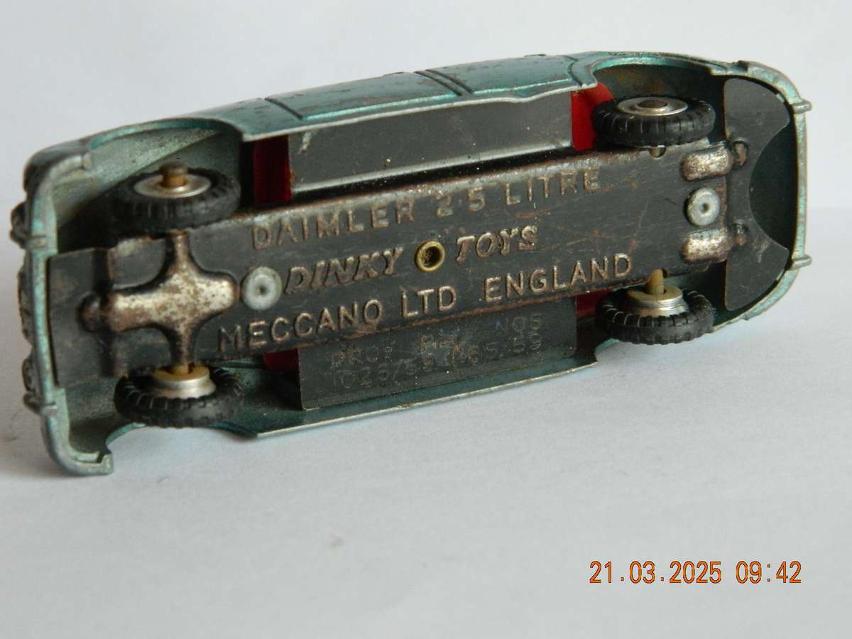 DINKY TOYS  -  146  -  DAIMLER 2,5 LITRE