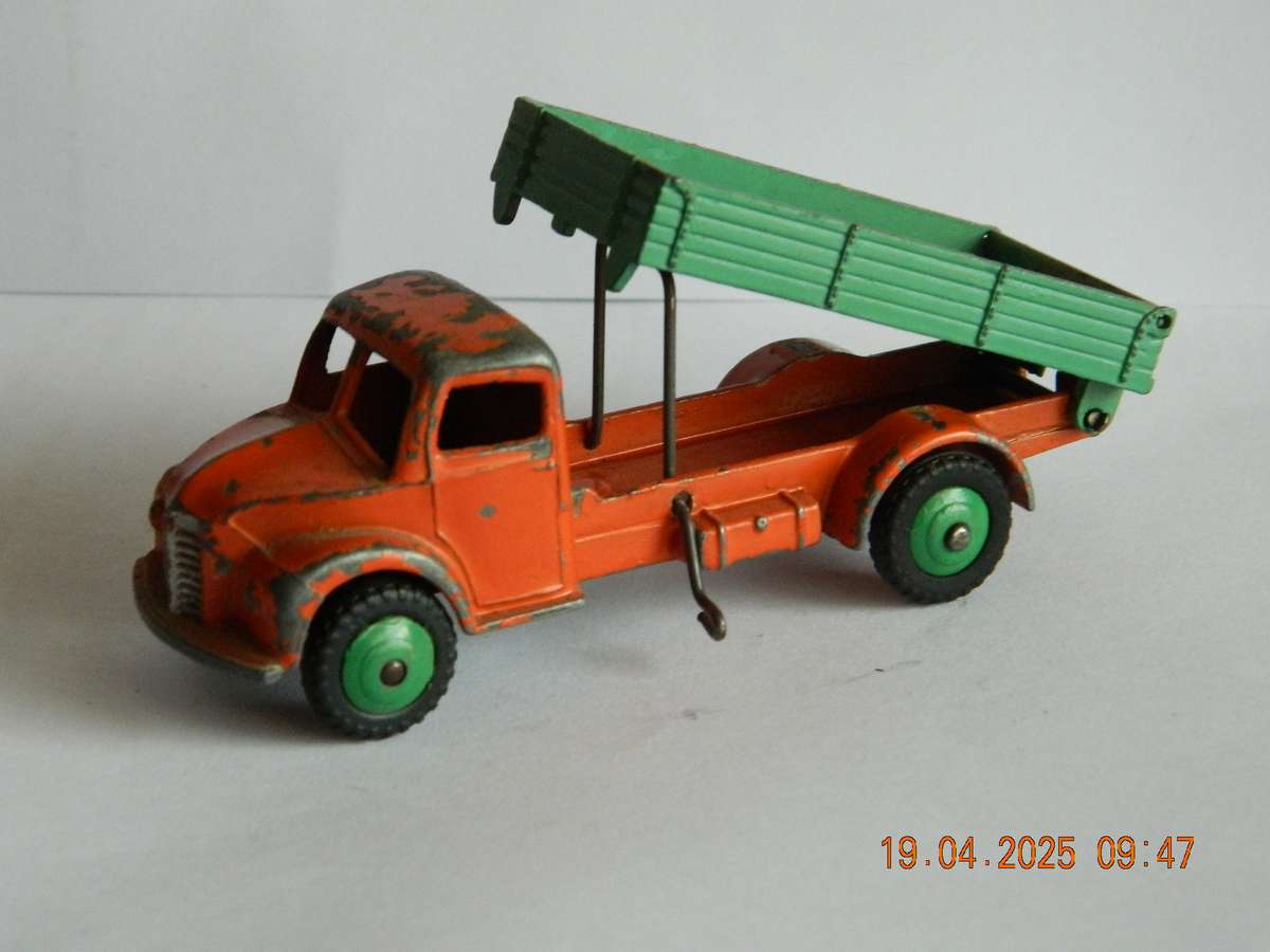 DINKY TOYS  -  414  -  DODGE  REAR TIPPING WAGON