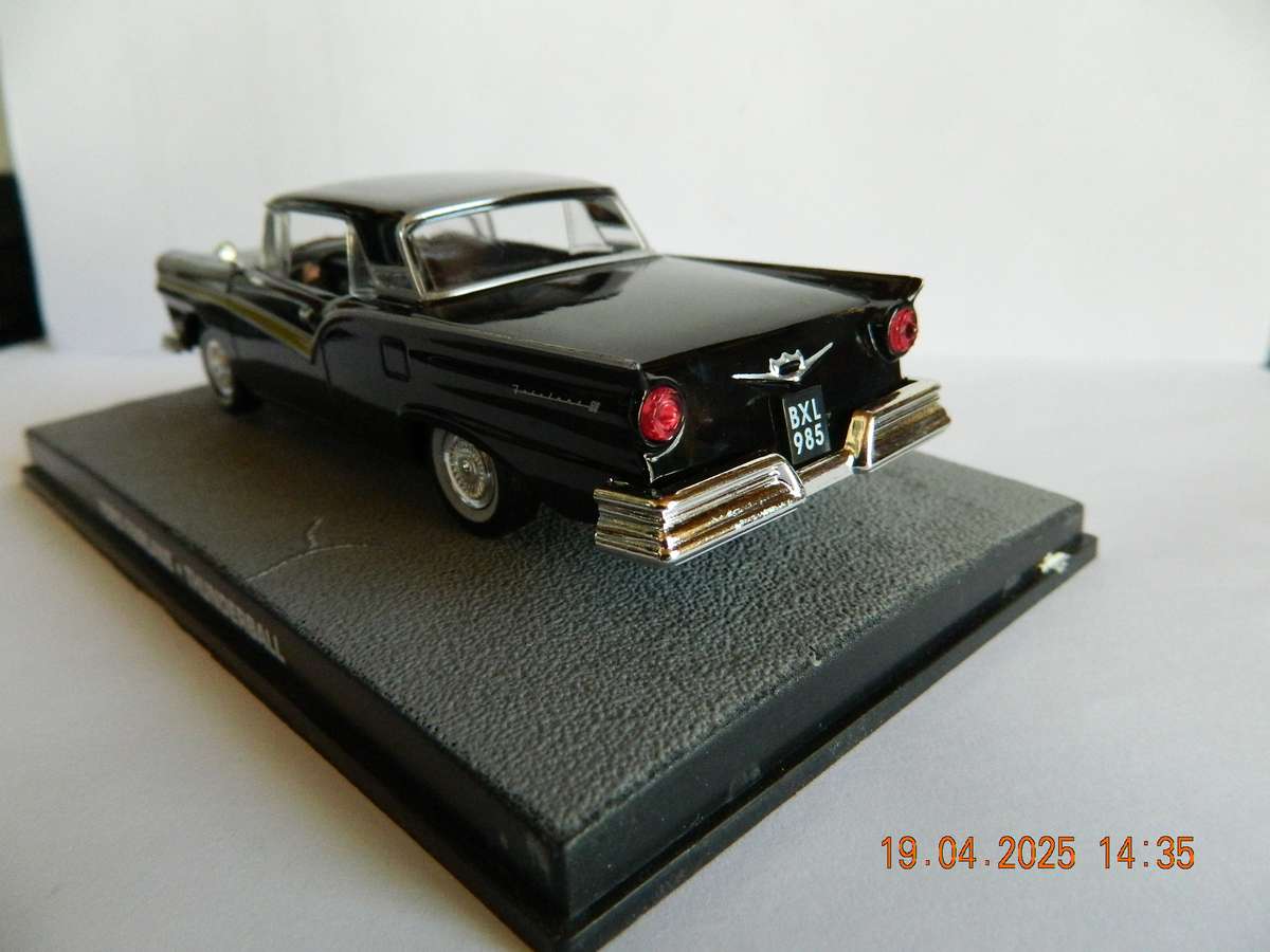 UNIVERSAL HOBBIES -  JAMES BOND 007 -  FORD FAIRLANE  -  THUNDERBALL