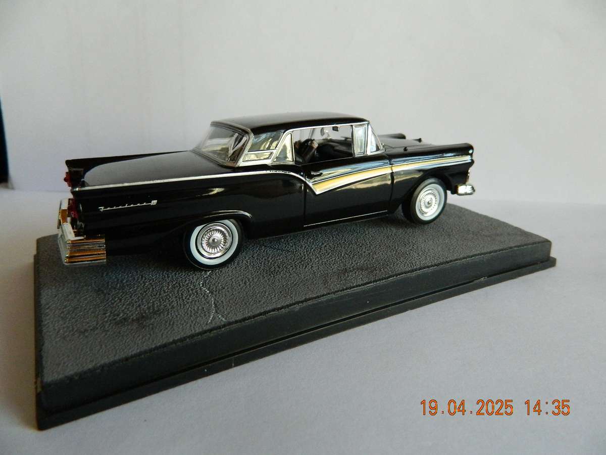 UNIVERSAL HOBBIES -  JAMES BOND 007 -  FORD FAIRLANE  -  THUNDERBALL