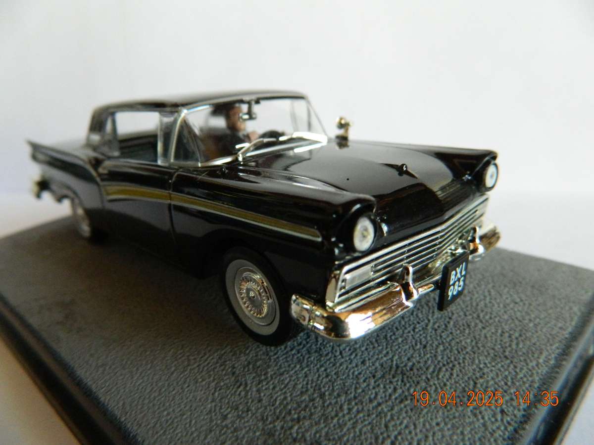UNIVERSAL HOBBIES -  JAMES BOND 007 -  FORD FAIRLANE  -  THUNDERBALL