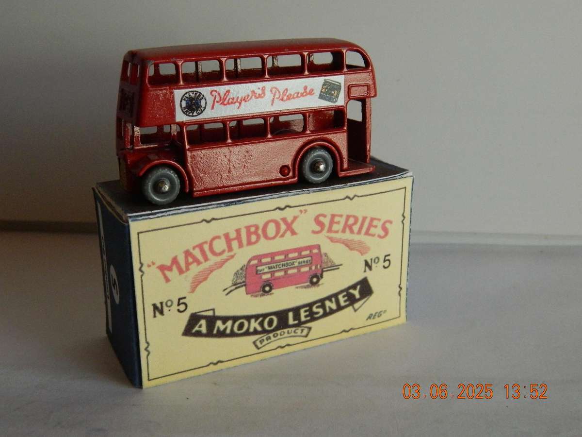 MATCHBOX SERIES  - 5 -    LONDON BUS - ROUTEMASTER  ( PLAYERS PLEASE )