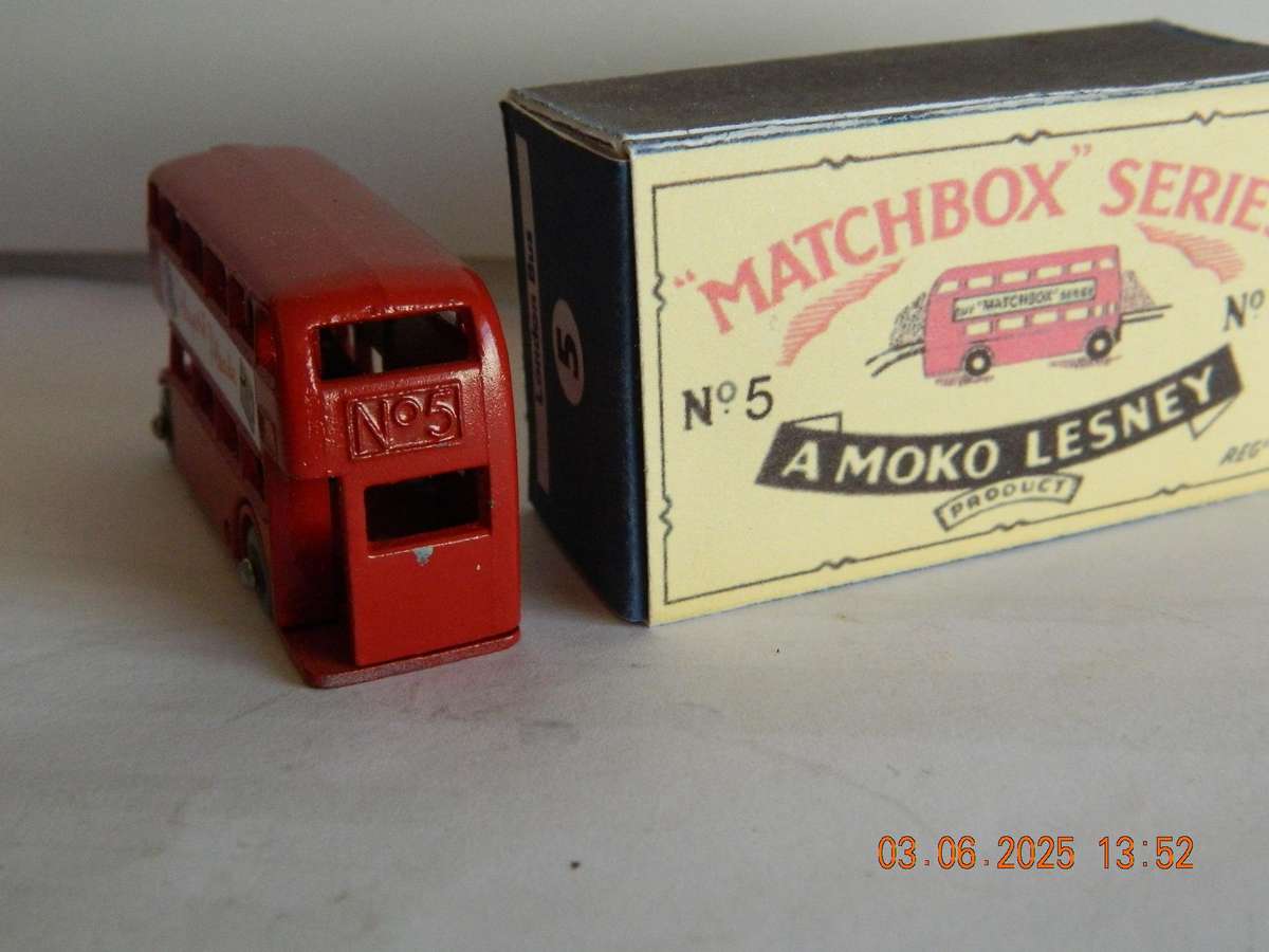 MATCHBOX SERIES  - 5 -    LONDON BUS - ROUTEMASTER  ( PLAYERS PLEASE )