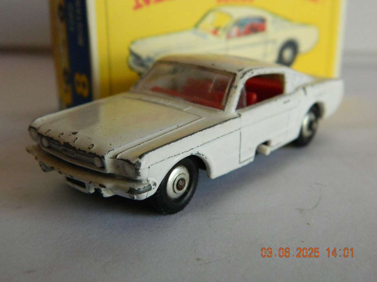 MATCHBOX SERIES  -  8  -  FORD MUSTANG