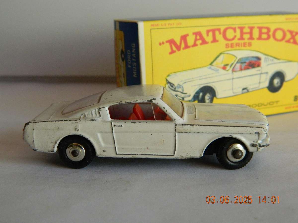 MATCHBOX SERIES  -  8  -  FORD MUSTANG