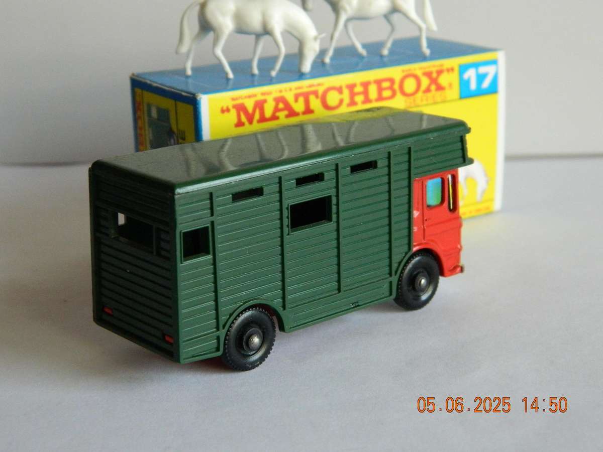 MATCHBOX SERIES  - 17  -  HORSE BOX WITH TWO HORSES