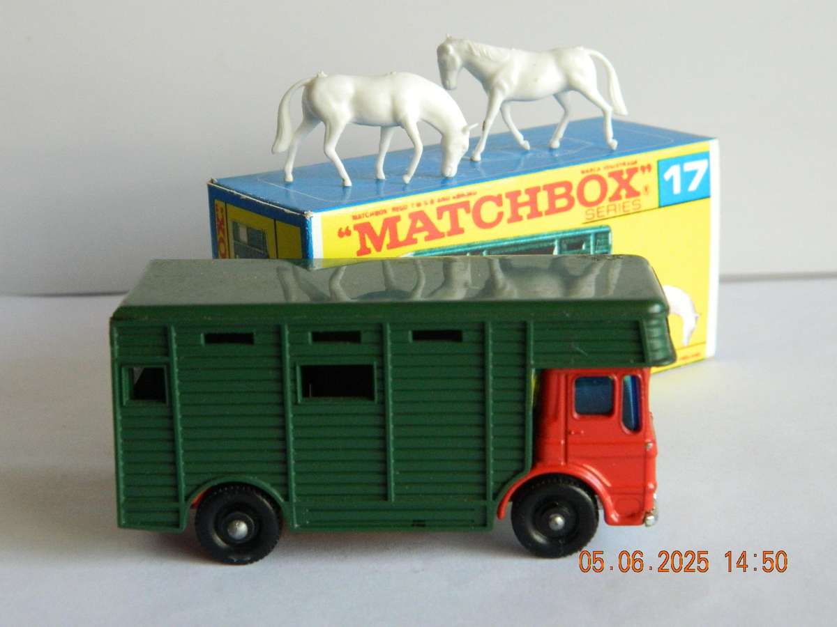 MATCHBOX SERIES  - 17  -  HORSE BOX WITH TWO HORSES