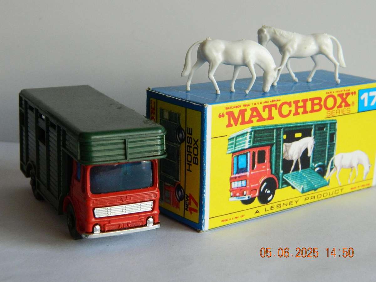 MATCHBOX SERIES  - 17  -  HORSE BOX WITH TWO HORSES