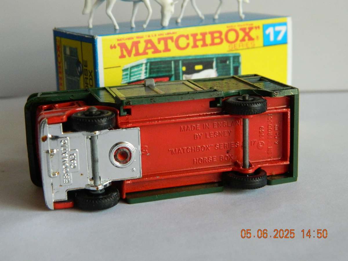 MATCHBOX SERIES  - 17  -  HORSE BOX WITH TWO HORSES